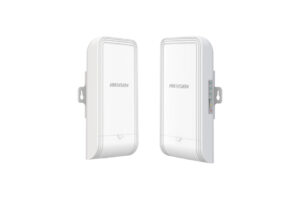Zwei weiße, rechteckige Geräte mit der Aufschrift "HIKVISION" und seitlichen Montagehalterungen.