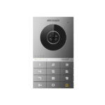 Türsprechanlage mit Kamera, Tastenfeld und sichtbarem HIKVISION-Logo.