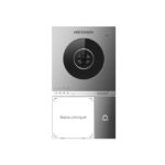 Kompaktes Türsprechanlagensystem mit Kamera und Taste, sichtbar ist das Logo "HIKVISION" und der Text "Barra principal".