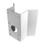 Metallwinkelhalterung mit mehreren Befestigungslöchern und einer zentralen Öffnung, vor einem weißen Hintergrund.