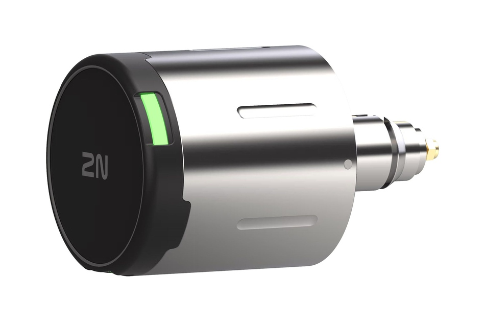 Ein runder, silberner Autozubehörstecker mit einem schwarzen Ende und einem leuchtenden grünen Indikator.