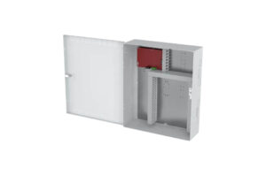 Offener grauer Metallkasten mit einem roten Element im Inneren und mehreren Fächern, an der Wand montierbar.