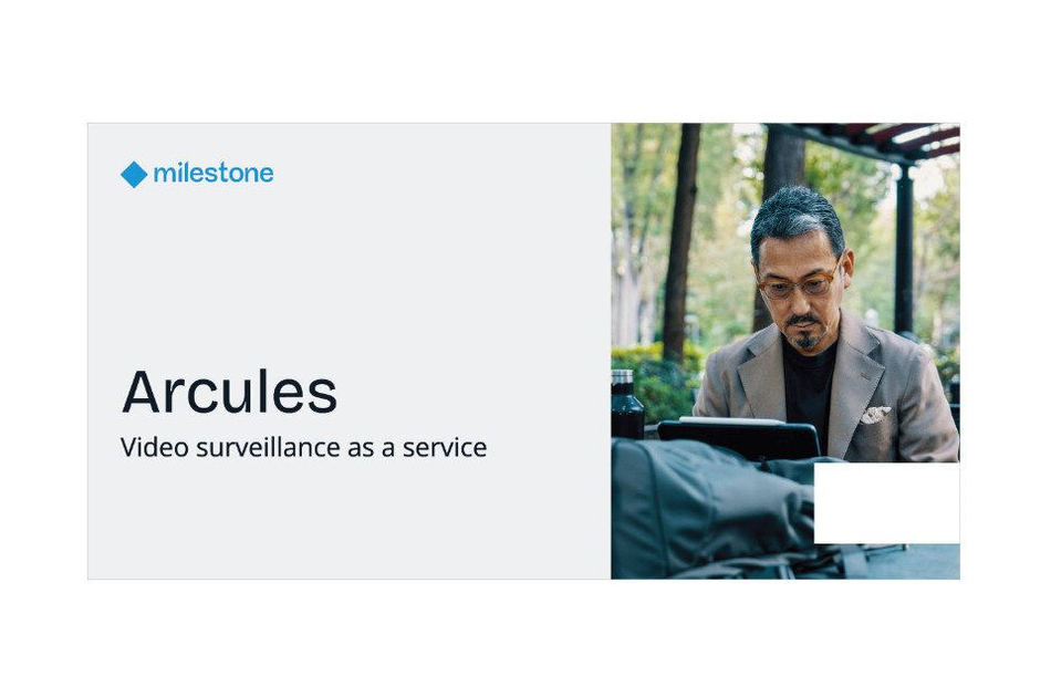 Ein Mann arbeitet draußen an einem Tablet, daneben steht der Text "Arcules: Video surveillance as a service" und ein Milestone-Logo.
