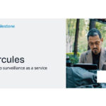 Ein Mann arbeitet draußen an einem Laptop; links der Text "Arcules: Video surveillance as a service" und das Milestone-Logo.