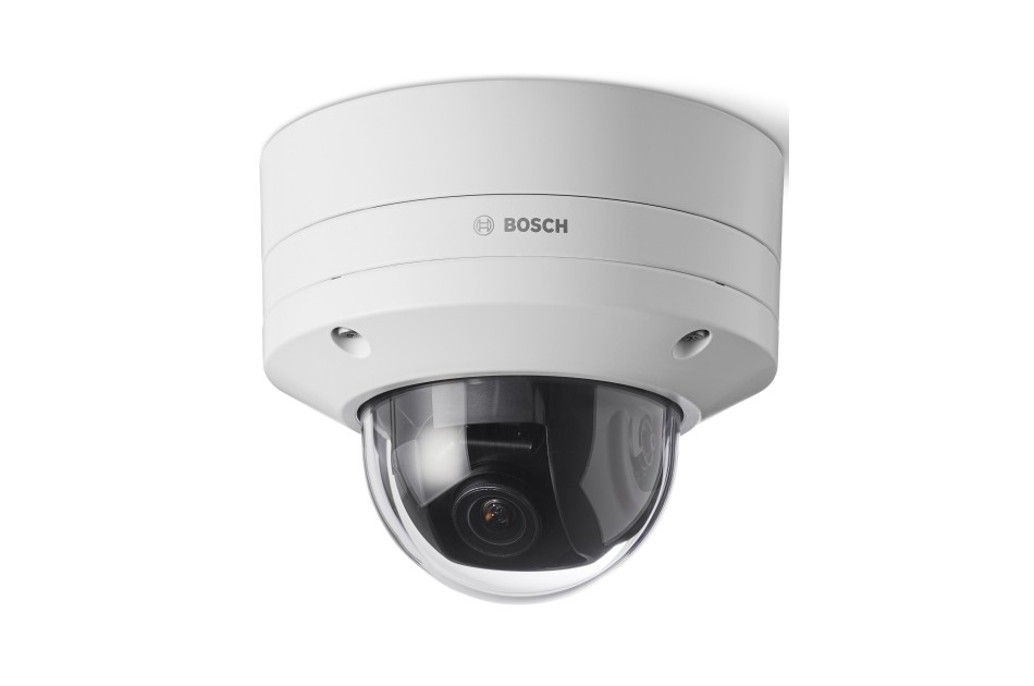 Weiße Überwachungskamera der Marke Bosch, mit einer durchsichtigen Kuppel und schwarzem innerem Kamerabereich.