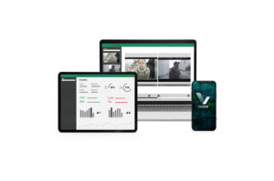 Ein Laptop, ein Tablet und ein Smartphone auf weißem Hintergrund; der Laptop zeigt Videokonferenzen, das Tablet Statistikdiagramme.