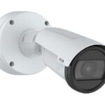 Eine weiße Sicherheitskamera mit zylindrischem Gehäuse, an einer Wandhalterung montiert.