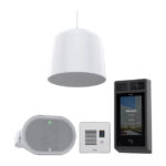 Mehrere elektronische Geräte, darunter ein hängender Lautsprecher, ein kleiner Lautsprecher, ein Wandpanel und ein Informationsdisplay.