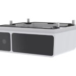 Ein weißes elektronisches Gerät mit schwarzer Vorderseite und mehreren Anschlüssen oben.