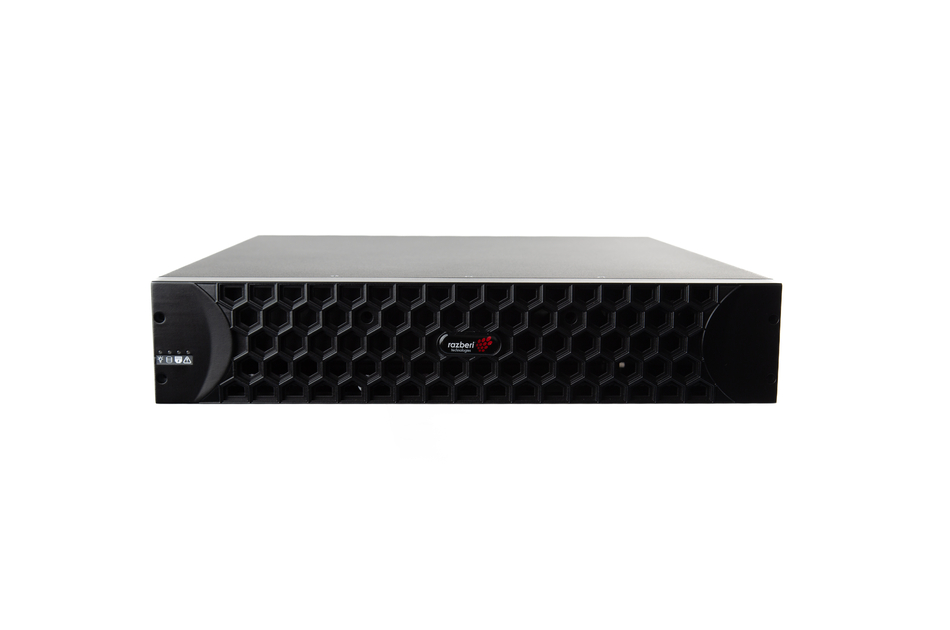 Ein schwarzer Server mit wabenförmiger Frontblende und einem kleinen Logo in der Mitte.