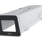 Weißes Gehäuse mit rechteckigem, schwarzem Rahmen und transparentem Sichtfenster; Logo „AXIS“ sichtbar.