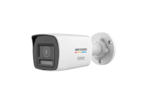 Weiße Überwachungskamera von Hikvision, an einer Wandhalterung montiert, mit der Aufschrift „ColorVu“.
