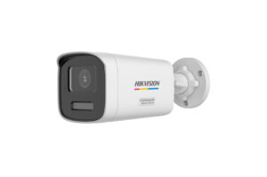 Überwachungskamera mit der Aufschrift „Hikvision“ und „Corrosion Resistant“, an einer Wand montiert.