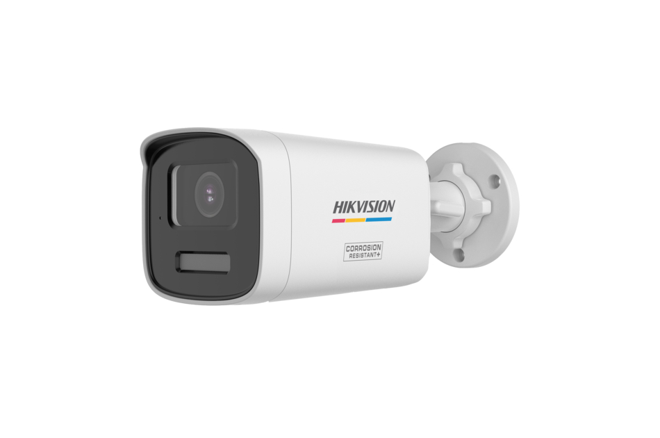 Überwachungskamera mit der Aufschrift „Hikvision“ und „Corrosion Resistant“, an einer Wand montiert.