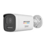 Überwachungskamera von der Seite mit der Aufschrift "Hikvision" und "Corrosion Resistant".