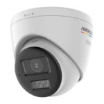 Weiße Überwachungskamera mit Hikvision-Logo, seitlich montiert.