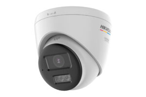 Weiße Überwachungskamera mit Hikvision-Logo, seitlich montiert.