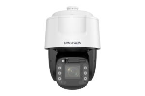 Eine weiße Überwachungskamera der Marke Hikvision mit mehreren Linsen und LED-Lichtern.
