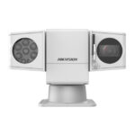 Überwachungskamera mit zwei seitlichen Modulen und dem Markenlogo "Hikvision" in der Mitte.