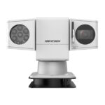 Überwachungskamera mit zwei beweglichen Einheiten und sichtbarem Hikvision-Logo auf weißem Gehäuse.