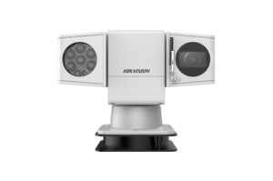 Überwachungskamera mit zwei beweglichen Einheiten und sichtbarem Hikvision-Logo auf weißem Gehäuse.