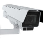 Weiße Überwachungskamera mit Wandhalterung, abgewinkeltes Gehäuse und schwarzes Objektivfenster.