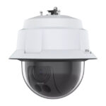 Überwachungskamera mit halbkugelförmigem Gehäuse und sichtbarem Objektiv.