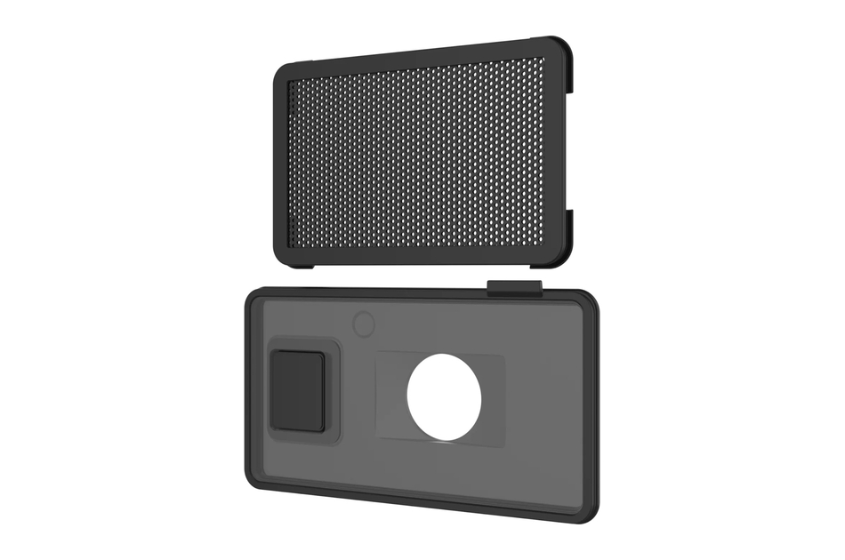 Schutzhülle in zwei Teilen für eine Kamera mit ausgeschnittenen Öffnungen und strukturierter Oberfläche.