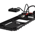 Ein internes Festplattengehäuse mit Kabelanschlüssen und Steckplätzen für Datenspeichergeräte.