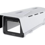 Weiße Wetterschutzhülle für eine Überwachungskamera mit rechteckiger Öffnung und Belüftungsschlitzen.