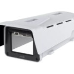 Weißes Gehäuse für Überwachungskamera von AXIS mit rechteckiger Öffnung und abnehmbaren Deckel.