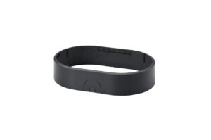 Ein schwarzes, ovales Armband mit schlichter Gestaltung.