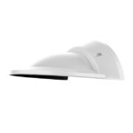 Weiße, gewölbte Montagehalterung mit glatter Oberfläche vor einem weißen Hintergrund.