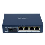 Blauer Hikvision-Netzwerkswitch mit fünf Ethernet-Ports und Power-over-Ethernet-Anschluss.