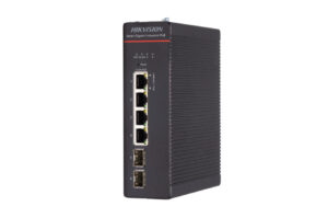 Ein schwarzer Industrie-PoE-Switch von Hikvision mit mehreren Ethernet- und SFP-Ports.