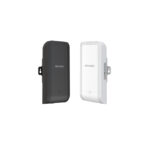 Zwei elektronische Geräte, eines schwarz und eines weiß, nebeneinander mit der Aufschrift "Hikvision".