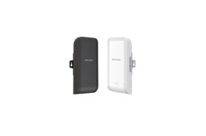 Zwei elektronische Geräte, eines schwarz und eines weiß, nebeneinander mit der Aufschrift "Hikvision".