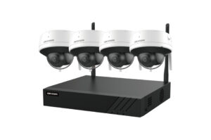 Ein Sicherheitskamerasystem von Hikvision mit vier schwarzen und weißen Kameras und einer zentralen Steuereinheit.