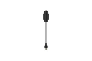 Ein einzelnes schwarzes Kabel mit Steckverbindern an beiden Enden, vor einem weißen Hintergrund.