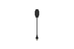 Ein schwarzes Kabel mit Steckverbindern an beiden Enden, vertikal ausgerichtet auf weißem Hintergrund.