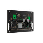 Eine elektronische Leiterplatte mit mehreren grünen und silbernen Bauteilen auf schwarzem Grund.