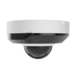 Weiß-schwarze Überwachungskamera in Dome-Form, seitlich gesehen.