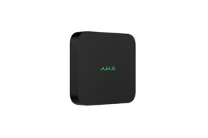 Ein schwarzes, quadratisches Gerät mit dem grünen Schriftzug "AJAX" in der Mitte.