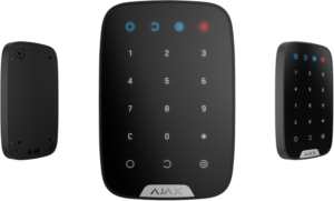 Ein schwarzes, rechteckiges Bedienfeld mit einer numerischen Tastatur und beleuchteten Symbolen, Marke "AJAX".