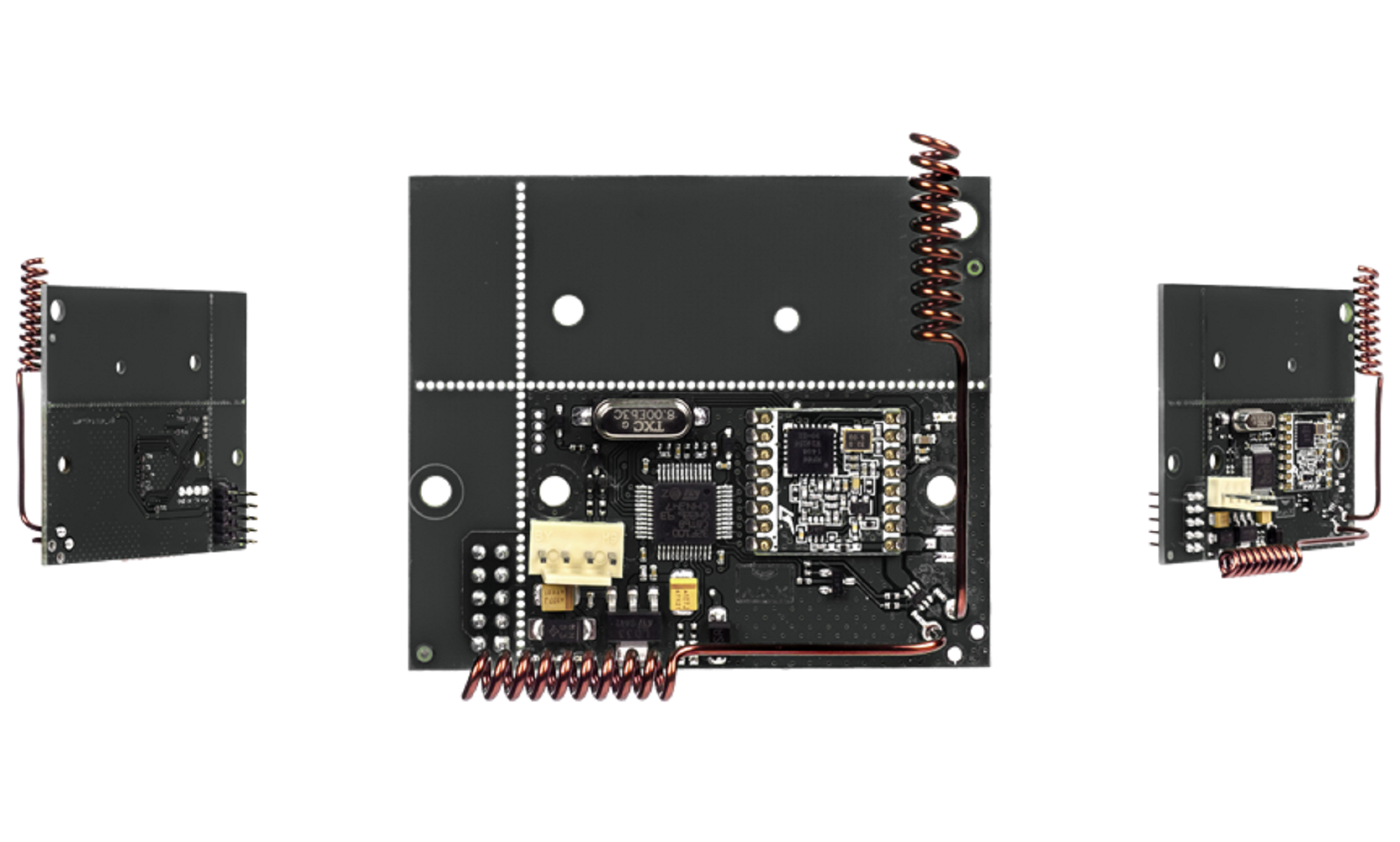 Drei elektronische Platinen mit integrierten Schaltkreisen und Kupferdrähten auf weißem Hintergrund.