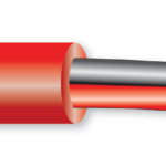 Querschnitt eines roten elektrischen Kabels mit einem schwarzen und einem roten Draht im Inneren.