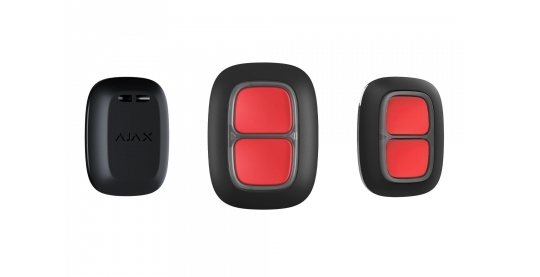 Drei schwarze Fernbedienungen mit roten Knöpfen, die Beschriftung "AJAX" auf der linken.