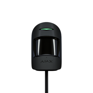 Ein schwarzer Sensor mit der Aufschrift "AJAX" und einer leuchtenden grünen Anzeige auf dunklem Hintergrund.