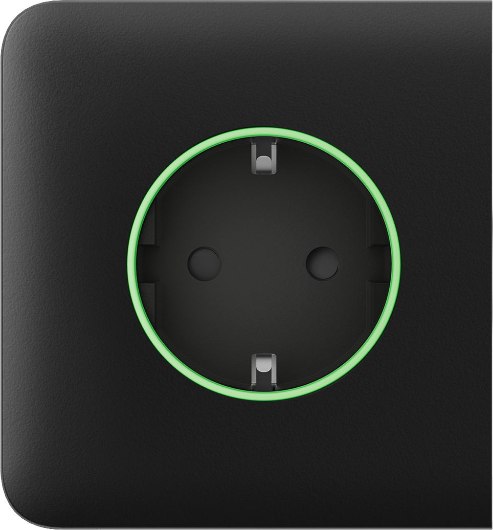 Schwarze Steckdose mit grünem Leuchtring, in der Mitte zwei metallene Kontakte sichtbar.