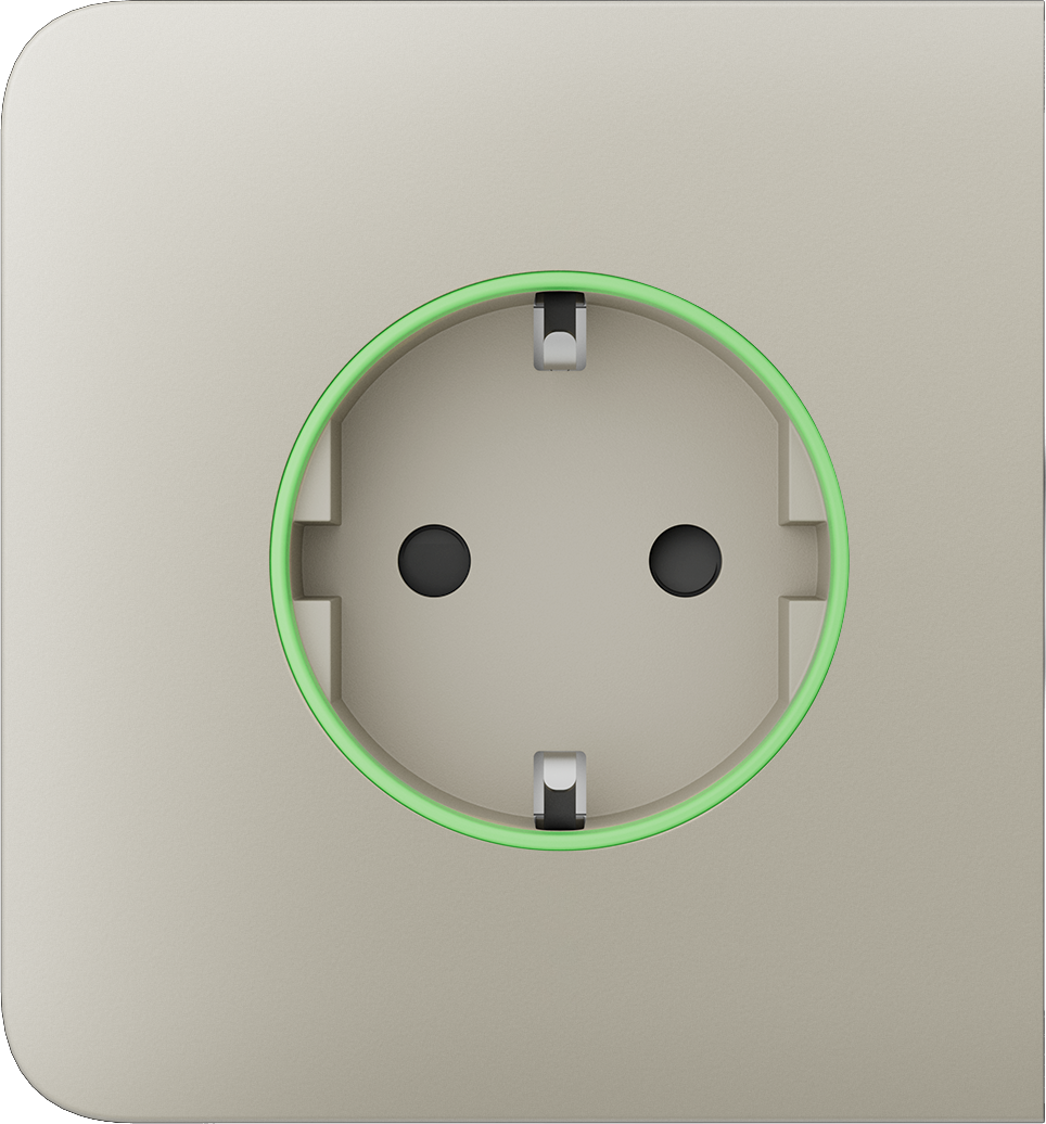 Eine europäische Steckdose mit grünem Leuchtring auf beigem Hintergrund.